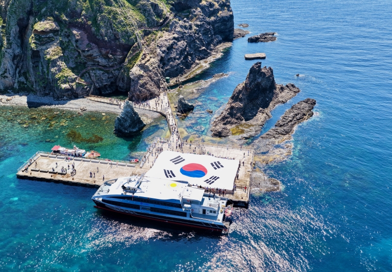 독도에 가로 30m 세로 20m 초대형 태극기 펼쳤다